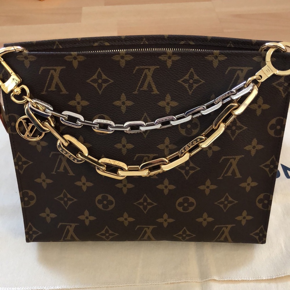 🌼🌼 STUNNING 🌼🌼 Louis Vuttin T-26 with Limited Chain Bag Strap
